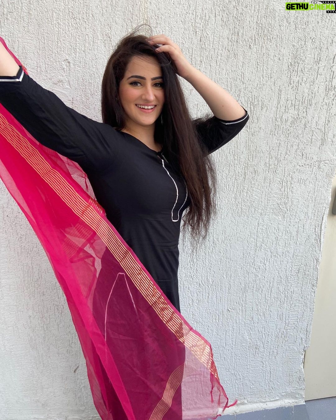 Diana Khan Instagram - Tere dil mei meri saanson ko panaah mil jaaye✨ Tere ishq mei meri jaan fanaah ho jaaye❤️
