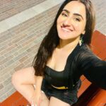 Diana Khan Instagram - 2 million wali smile 🥹🤩😁😜 #Gaddivich🥳 @sharrynexusofficial Downtown Dubai