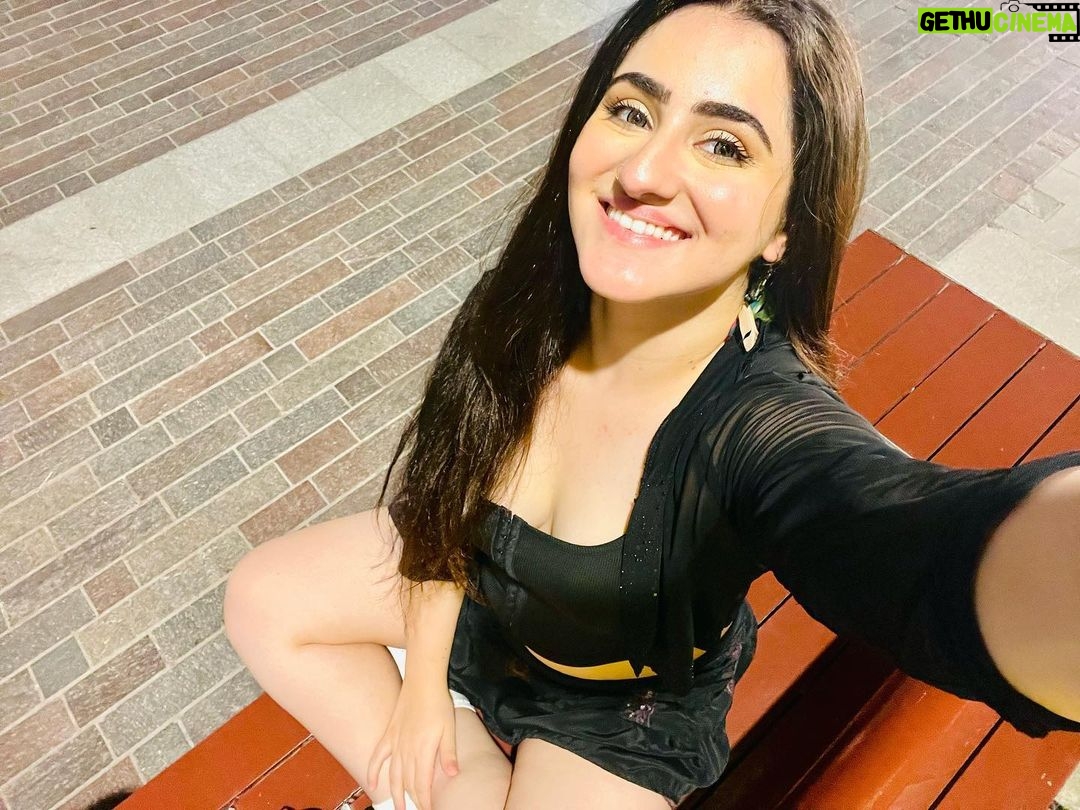 Diana Khan Instagram - 2 million wali smile 🥹🤩😁😜 #Gaddivich🥳 @sharrynexusofficial Downtown Dubai