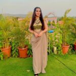 Diana Khan Instagram - Faasley rakhiyea verna mohabbat hojayegi🦋