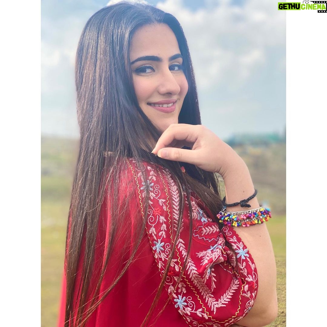 Diana Khan Instagram - Dekho magar pyaar se 😉☺️ Kashmir
