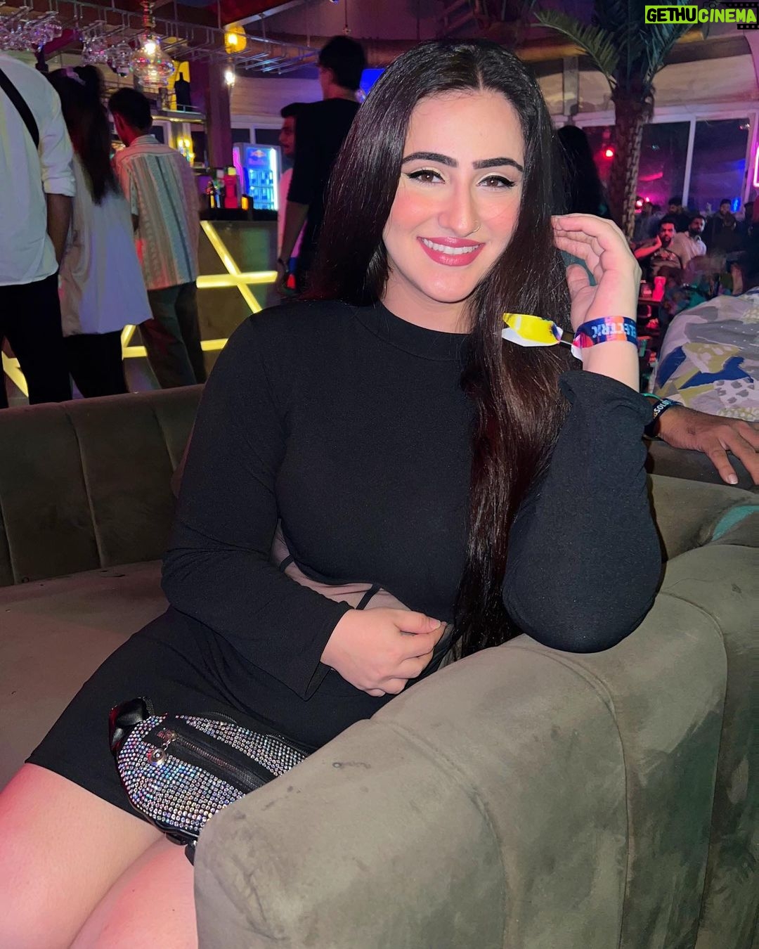 Diana Khan Instagram - Iād stare too š