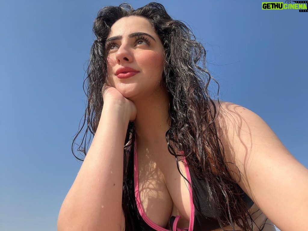 Diana Khan Instagram - You got me hooked with your love controller🥰 #dubai🇦🇪 Kite Beach Dubai