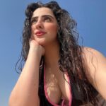 Diana Khan Instagram - You got me hooked with your love controller🥰 #dubai🇦🇪 Kite Beach Dubai