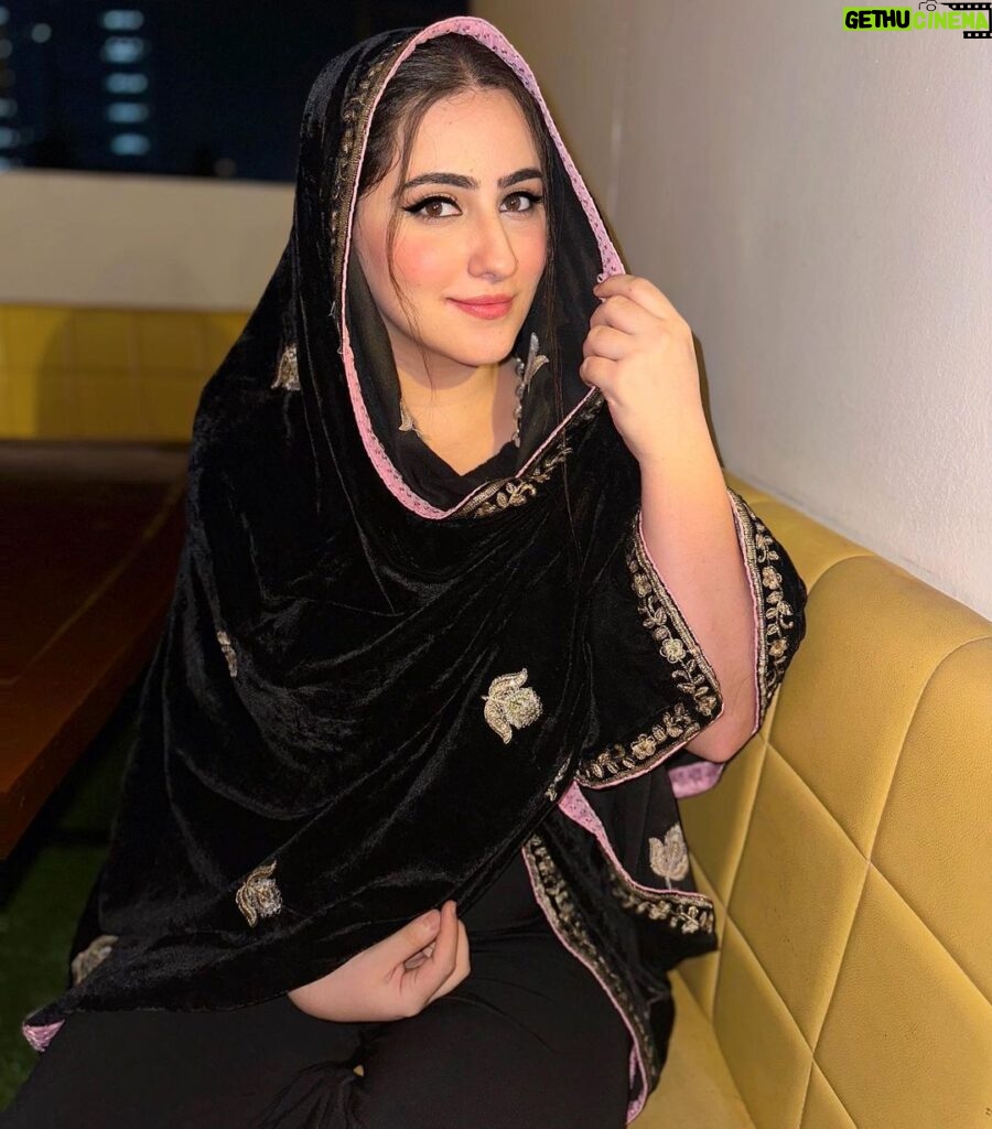Diana Khan Instagram - Nahi Mushkil Wafa Zara Dehko Yahan💘