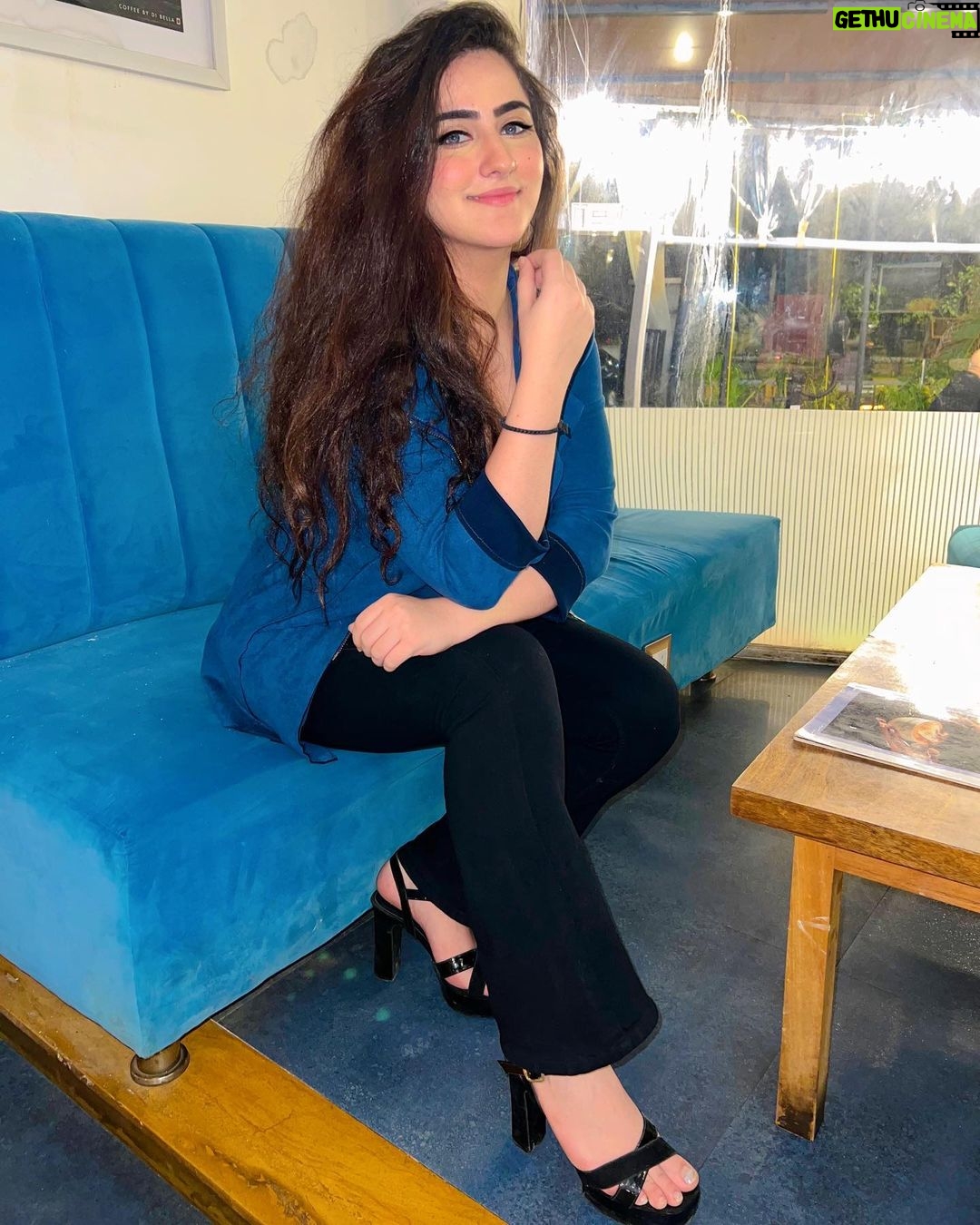 Diana Khan Instagram - Will you hold my hand ? 💕