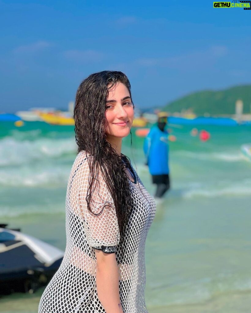 Diana Khan Instagram - Haath Na Aau Mein Hoon, Aise Chhaliyaaaaa😉🌊🏝️ #koralisland #thailand🇹🇭 Koral Irleland Pattaya