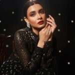 Diana Penty Instagram - Cant get enough of this @abrahamandthakore saree with a tie! For #ElleList2023 last night. Jewellery: @_sheraani_ Glam: @Shraddhamishra8 Styling: @namitaalexander Photographer: @vidhigodha