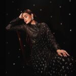 Diana Penty Instagram - Cant get enough of this @abrahamandthakore saree with a tie! For #ElleList2023 last night. Jewellery: @_sheraani_ Glam: @Shraddhamishra8 Styling: @namitaalexander Photographer: @vidhigodha