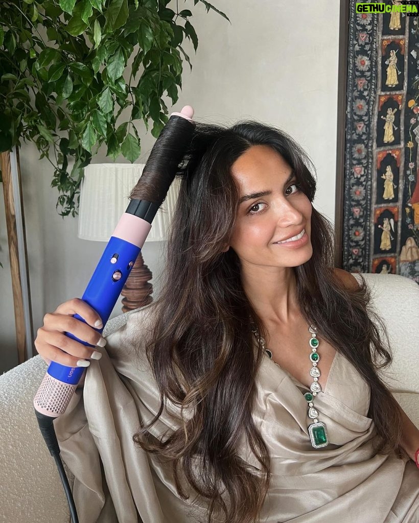 Diipa Khosla Instagram - Elevating my hair game for the wedding season with this special edition @dyson_india air wrap! A voluminous hairdo just makes everything better. #DysonIndia #DysonHair #DysonAirWrap #DysonFestiveStyling #Gifted ⁩