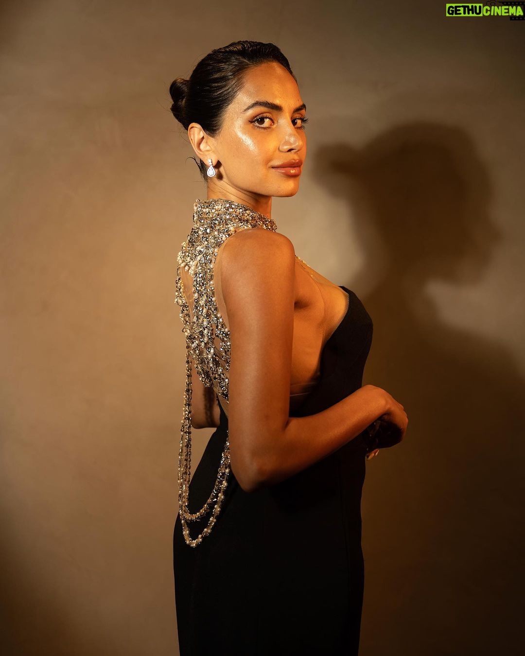 Diipa Khosla Instagram - Me 🤝🏽 bejeweled gowns… A night to remember with @elleindia Beauty Awards 2023 🪩✨ Dress by @marchesafashion Earrings by @tikamdasmotiramjewellers Rings @h.ajoomal Shoes by @versace Styled by @tanghavri HMU @suprabha_jadhav @dinkle_mua Photography @picture_tailor @that_cameraguyy