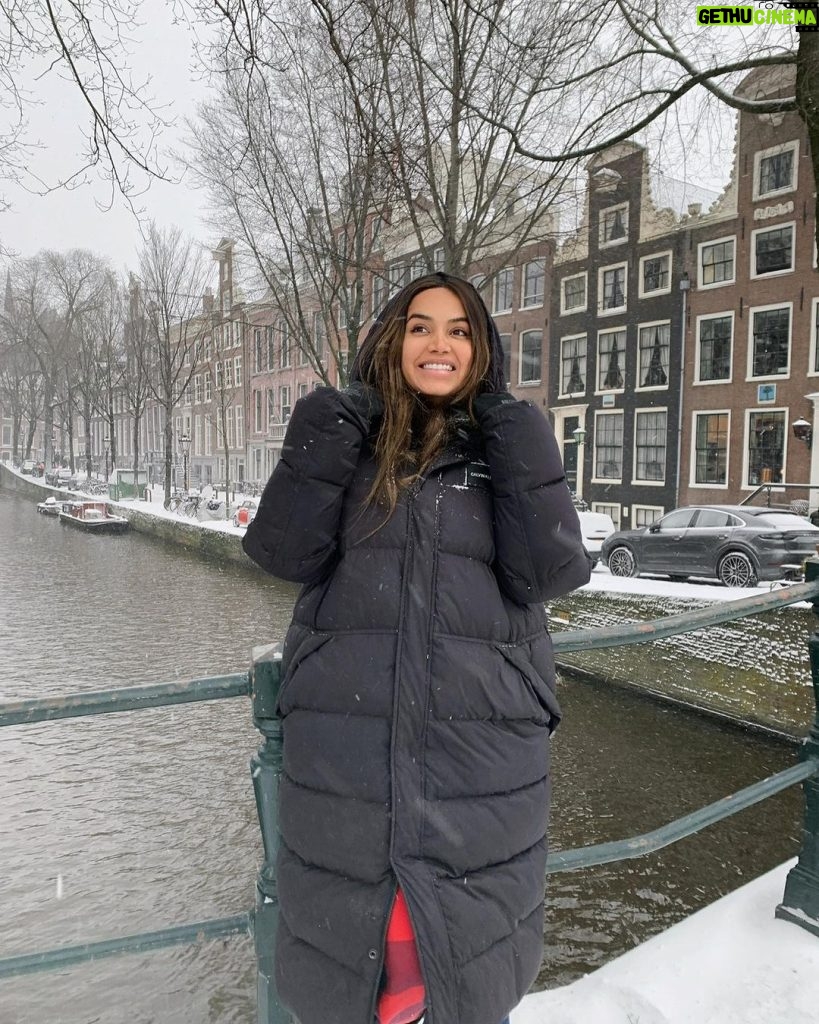 Diipa Khosla Instagram - Back in Amsterdam: Winter season loading! Can’t wait for these two weeks of Christmas spirit, swipe until the end for the cutest snow bunny 🥹❄✨