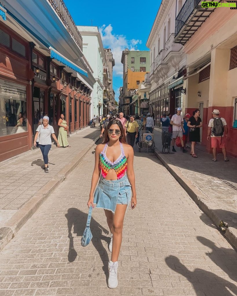 Dimpi Sanghvi Instagram - Havana ooh na na 🧡💙 #vintagecars #dimpitraveldiaries #cuba #havana #vintage #luxurycars #caribbean #caribbeanisland #indiantravelbloggers #indiantravelinfluencers #travel #travelinfluencers #theoffbeatcouple #MGMMuthuHotels #Muthu_Hotels #Muthu_Hotels_Cuba_FAM2023 Havana, Cuba