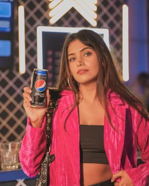 Dimpi Sanghvi Instagram - What am I doing? Well serving looks and immersing myself in the world of unparalleled taste at @pepsiindia's recent exclusive pop-up mixology station! 🌟🍸 Every sip was a symphony of flavors, reminding me why life and my drinks are truly #BetterWithPepsi Black – where zero sugar meets maximum taste sensation! 🖤

 #PepsiBlack #MaxTasteZeroSugar #Collaboration #DimpiSanghvi