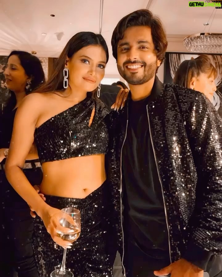 Dimpi Sanghvi Instagram - Housewarming Celebration 🥂 ✨ Thank you everyone for being part of this special occasion & gracing our home with so much love & warmth 🖤🖤 Wearing @labeld @dimpleshroffofficial Makeup by @kajolrpaswwanmakeupacademy Mumbai