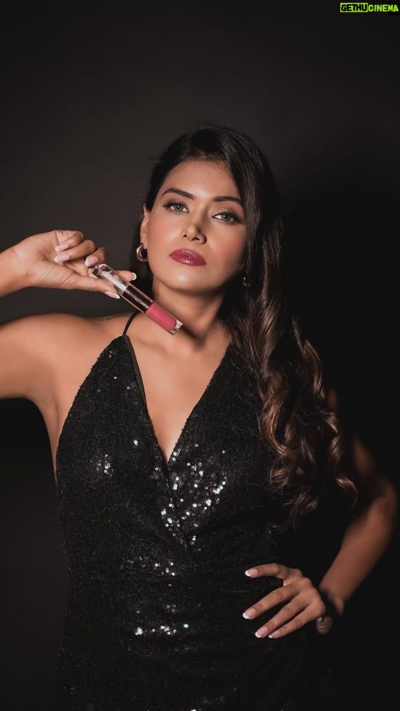 Dimpi Sanghvi Instagram - 3 glam looks with just 1 lipstick ft. @lakmeindia’s newest lip launch, the Matte to Glass Lip Duo! 1 product, 2 finishes & 3 looks 😍 Get: Clear glossy lips 👄 Matte, transfer proof lips 💋 Coloured glossy ultra glam lips all with just 1 lipstick 💄 Get your hands on this unique and versatile product at INR 650/- exclusively on @tirabeauty! #Ad #DimpiSanghvi #lakmé #lipsticks Hair & Makeup - @kajolrpaswwanteam @kajolrpaswwanmakeupacademy India