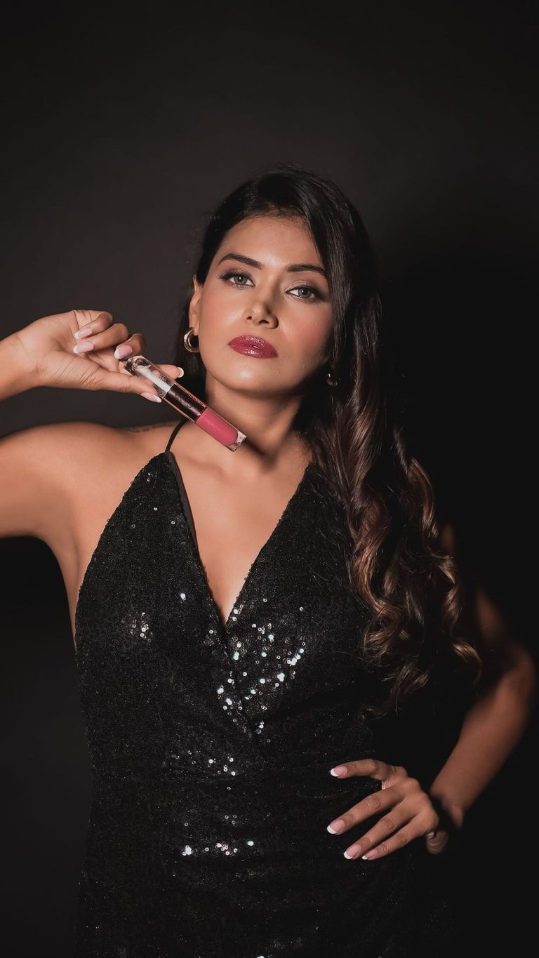 Dimpi Sanghvi Instagram - 3 glam looks with just 1 lipstick ft. @lakmeindia’s newest lip launch, the Matte to Glass Lip Duo! 1 product, 2 finishes & 3 looks 😍 Get: Clear glossy lips 👄 Matte, transfer proof lips 💋 Coloured glossy ultra glam lips all with just 1 lipstick 💄 Get your hands on this unique and versatile product at INR 650/- exclusively on @tirabeauty! #Ad #DimpiSanghvi #lakmé #lipsticks Hair & Makeup - @kajolrpaswwanteam @kajolrpaswwanmakeupacademy India