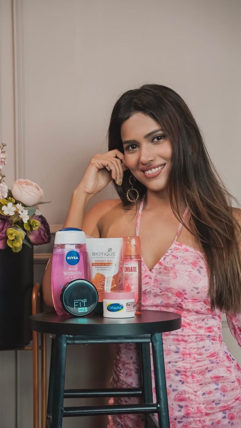 Dimpi Sanghvi Instagram - Amazon’s “The Beauty Sale”💥 is live & I’m giving you a sneak peak into my favourite picks which help me get through my life as an influencer. These products help me look flawless for my shoots & events. You can now shop my favourite products at Amazon’s “The Beauty Sale”. Get ready to #ShowUpGlowUpSaveUp with Amazon’s The Beauty Sale powered by Maybelline in association with L’Oreal Professionnel and Biotique from 22nd to 26th July 2023. #AmazonBeautySale #MakeUpLooks #ShowUpGlowUpSaveUp #AmazonBeautyExpert #BeautySale #AmazonTheBeautySale #HarPalFashionable #DimpiSanghvi #Ad