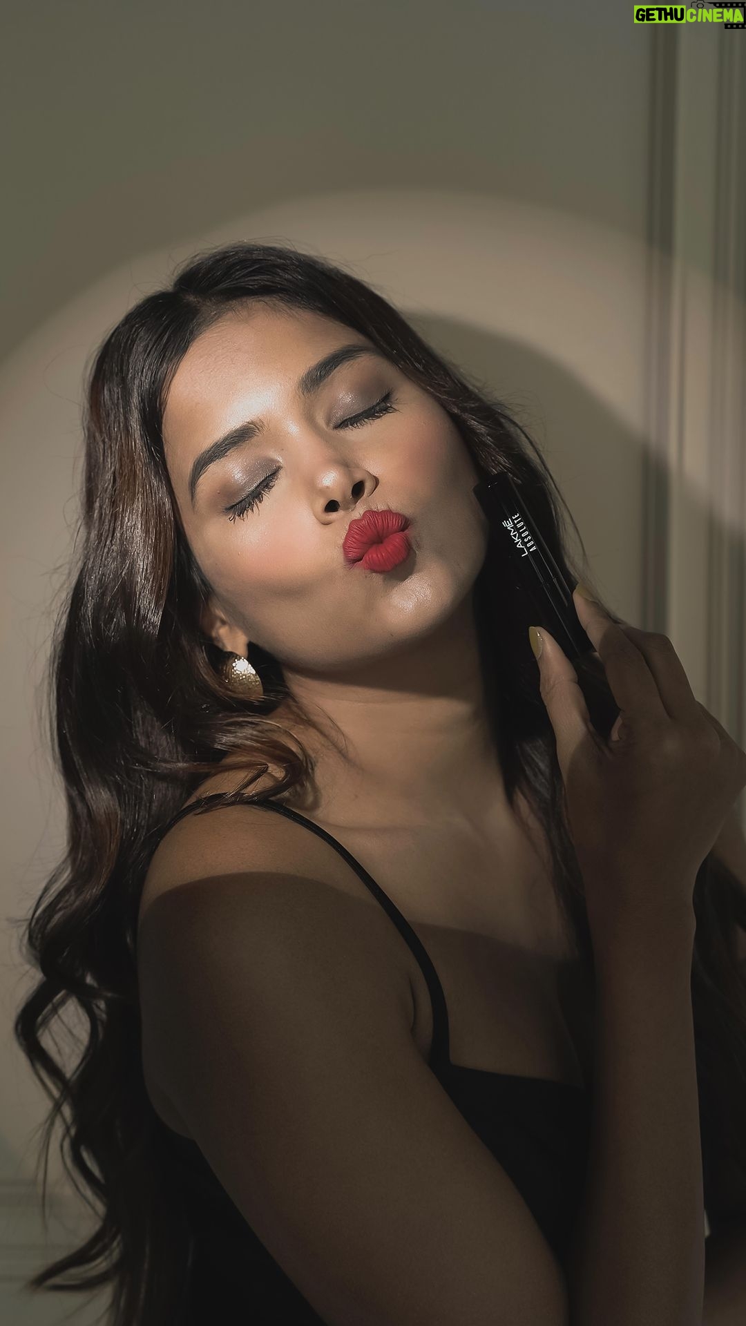 Dimpi Sanghvi Instagram - #ad Birthday glam with the all-new Lakmé Skin Dew Satin Lipsticks! 💄 These 15 show-stopping shades are infused with Avocado Oil and Hyaluronic Acid to give that hydrated, luxurious satin finish! 💋 Add the drama to your cart NOW 🛒 Lakmé Unapologetically MÉ @lakmeindia #SkinDewSatinLipstick #LakméLipsticks #GlamorousShine #LakméMakeup #LakméIndia #DimpiSanghvi #Collab