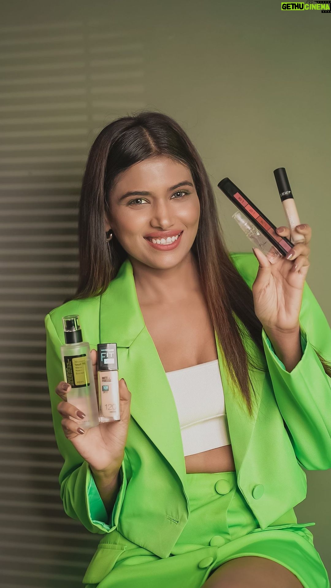 Dimpi Sanghvi Instagram - Make the most of the season’s biggest sale #AmazonWardrobeRefresh get up to 60% off on top beauty brands at the 🎉✨ Sale is live now…
To recreate my look and get the products I am using, simply search for the below codes on Amazon: Cosrx Advanced Snail 96 Mucin Power Essence - B00PBX3L7K Maybelline New York Liquid Foundation - B087XG6WWX Swiss Beauty Liquid Light Weight Concealer - B07WTM9SFJ RENEE Fab 5 Nude 5 in 1 Lipstick - B08WLYRCRC RENEE Eau De Parfum Bloom - B0B5N8MTPN
#AmazonWardrobeRefreshSale #AmazonBeauty #WardrobeRefreshSale #AmazonIndia #BeautyOnAmazon #DimpiSanghvi Makeup - @kajolrpaswwan @kajolrpaswwanmakeupacademy @kajolrpaswwanteam