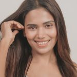 Dimpi Sanghvi Instagram - Took the 100hr hydration challenge with @simpleskincareindia’s new Water Boost Range & here’s how it went. I started my applying Simple’s hydrating gel cream on one side of my face & my regular moisturiser on the other side. Throughout the day I kept a track of my skin’s hydration level with the help of the hydrometer & the results were surprising. The part of my face where I applied Simple’s new hydrating gel cream stayed moisturised & showed high percentage of hydration on the hydrometer compared to the other side🧐 Simple’s hydrating gel cream is infused with Pentavitin which binds water with the skin & locks it in for upto 100 hours. It’s light weight formula gets absorbed quickly & keeps skin hydrated throughout the day. It’s clean, kind & effective like all other Simple’s products. So boost your skin’s hydration level with this water boost range from Simple #Simpleskincareindia #waterboostrange #dehydratedskin #damagedskinbarrier #100hourhydration #Waterboost #DimpiSanghvi #ad