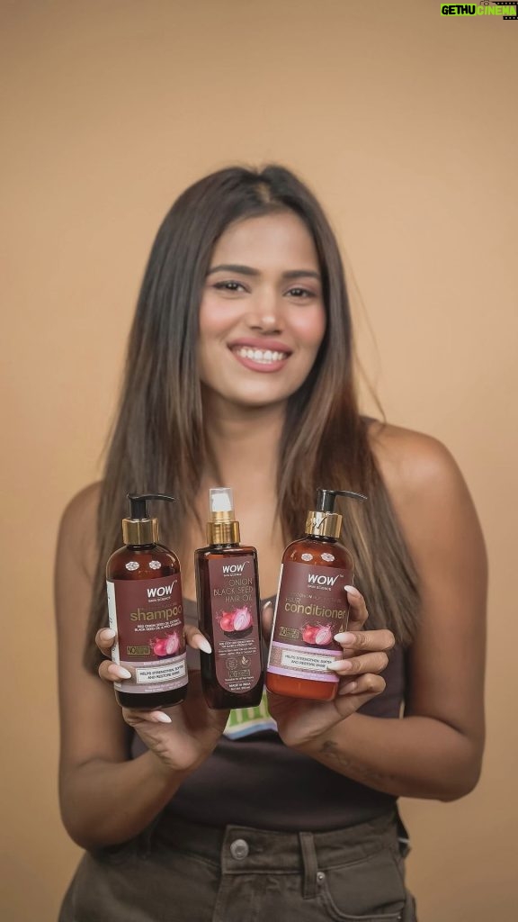 Dimpi Sanghvi Instagram - 3 ways to get rid of hairfall with @wowskinscience. I have been using Onion Black seed hair oil, Onion black seed oil hair shampoo, Onion black seed oil hair conditioner since I while & Simple loving the results. Regular use helps bring silkiness and strength to tresses and improves the way hair looks, feels and behaves. ● Promotes Hair Growth ● Tames Frizz ● Balances Scalp ● Delivers potent nutrients from the actives to the scalp and roots. ● Helps to protect strands from damage and restore healthy shine. ● Supports boosting circulation to the scalp and stimulating the roots. ● Dermatologically tested, it suits all hair types. ● It is free of sulphate, parabens and silicones. Chemicals Ki Nahi… Ab Nature Ki Suno! Buy them on @mynykaa NOW! #Ad #WowOnionRange #WowOnionBlackSeedOil #WowShampoo #WowOnionShampooReview #WowHairCareRange #OnionOil #DimpiSanghvi #MumbaiLifestyleInfluencer