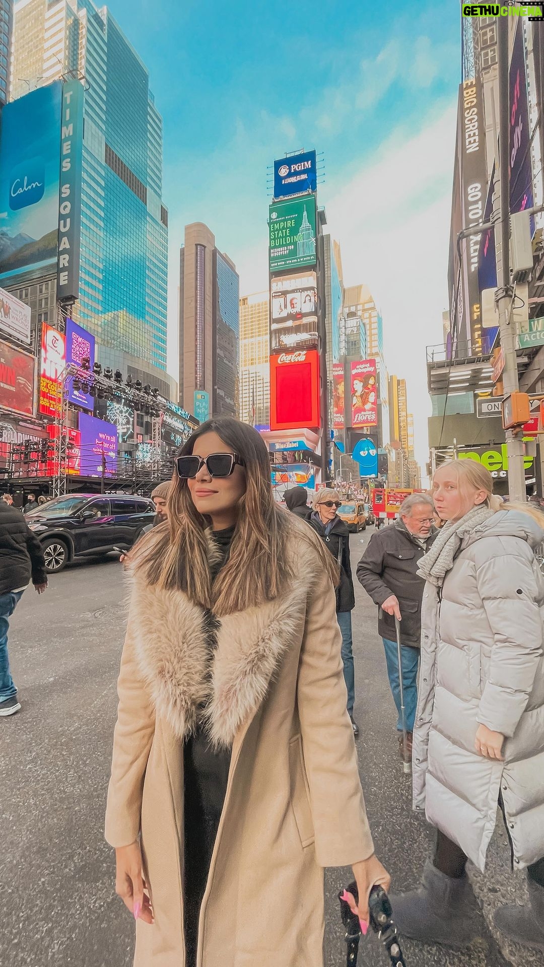 Dimpi Sanghvi Instagram - ๐ about to enter 2023 like #dimpitraveldiaries #travelreels #America #Christmas2022 #NewYears2022 #Winter #December #Holidays #WinterIshere #Houses #bluesky #ootdfashion #indiantravelblogger #LuxuryWorldTraveler #LuxuryTravelBlogger #LuxuryLifestyle #LuxuryFashion #mumbaibloggers #IndianFemaleBloggers #Travelgoals #FashionBlogger #LifestyleBlogger #TravelBlogger #IndianInfluencer #mumbaitravelbloggers #usa #indiantravelinfluencer #travelinfluencer #mumbaiinfluencer #newyork #usa New York, United States of America