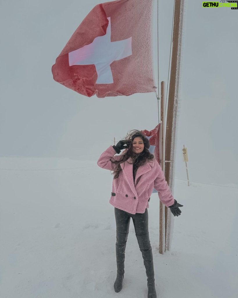 Dimpi Sanghvi Instagram - At the top of Europe @jungfraujochtopofeurope ❤️ #dimpitraveldiaries #dimpiinswitzerland #europe #indiantravelinfluencers #switzerland #grindelwald #jungfrau #jungfrauregion #switzerland🇨🇭 #switzerland_vacations #mumbaitravelinfluencers Switzerland