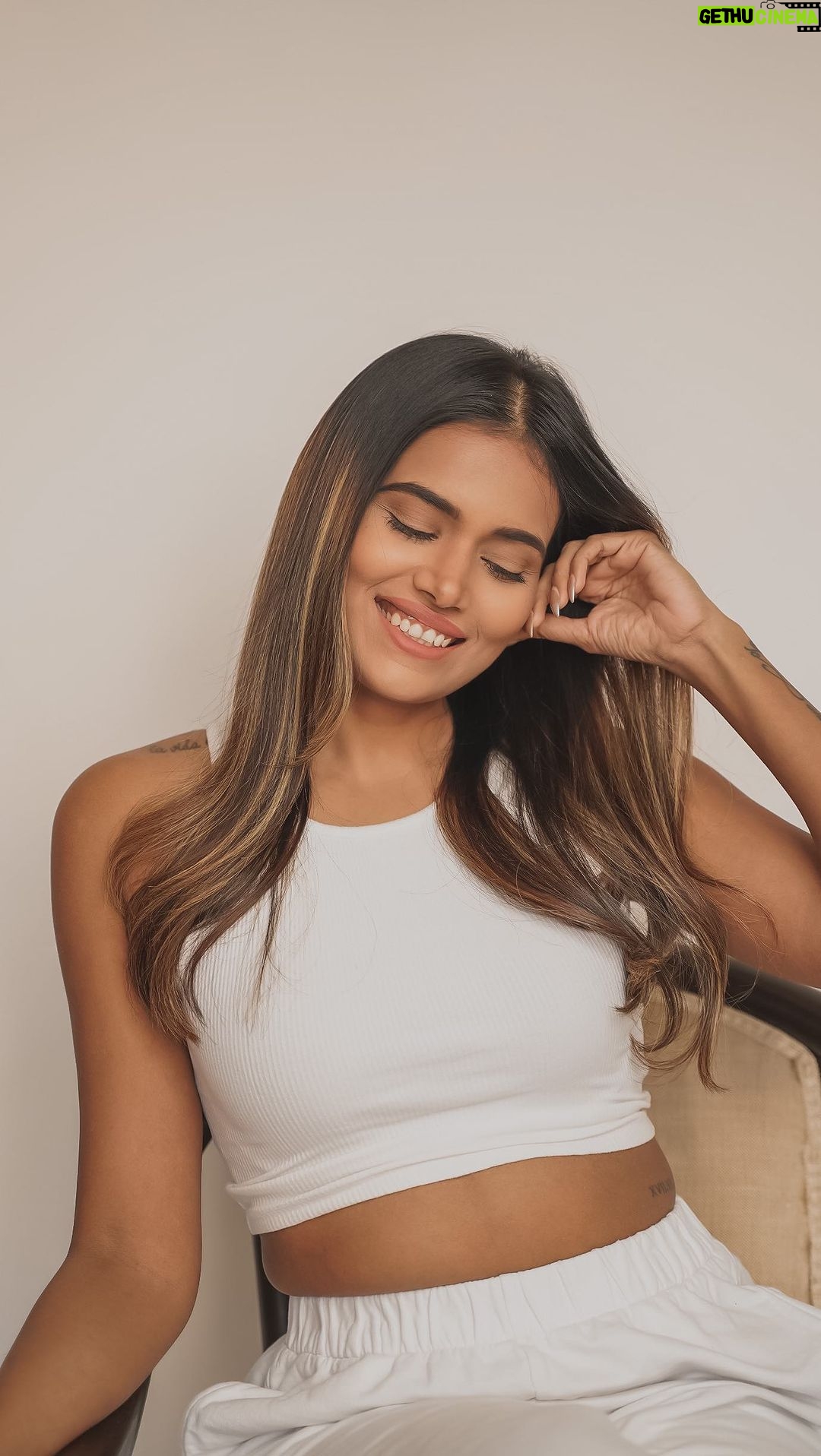 Dimpi Sanghvi Instagram - When it comes to skincare, I have always trusted Simple skincare products. They are clean & gentle on the skin, doesn’t contain harmful chemicals & artificial fragrance, so when they launched their vitamin C range I couldn’t have been more happier because till now I use to mix their niacinamide serums with vit C as that combination works really well. So with this new vitamin C range which also contains Niacinamide, I can use it directly without any hassle. Here’s my detailed review of this range & you should also get your hands on this new Vitamin C range because it contains the most stable of Vitamin C & works really well for all skin types. @simpleskincareindia #simple #kindestboostofglow #dimpisanghvi #simpleskincare #vitamincserum #vitamincskincare #ad