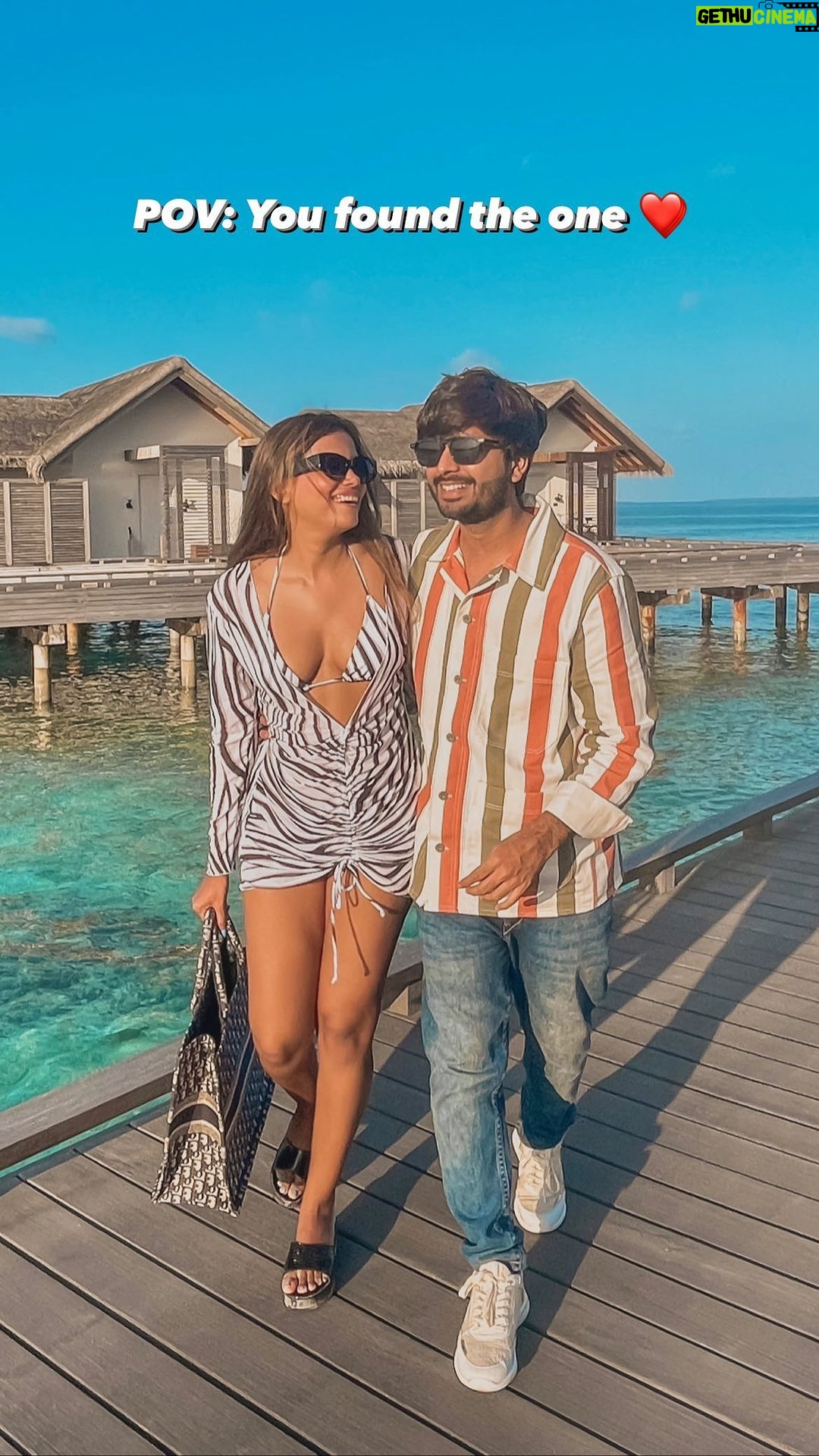 Dimpi Sanghvi Instagram - #TuChodiyonNa haath mera ❤️ @ronitvinta #indiantravelcouple #travelbloggers #coupletravelbloggers #theoffbeatcouple #shashanksanghvi #dimpisanghvi #coupletravellers #mumbaicouplebloggers #mumbaitravelbloggers #ad World