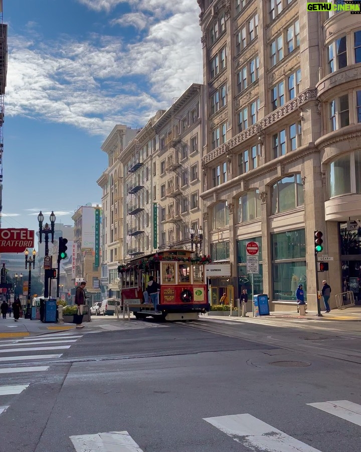 Dimpi Sanghvi Instagram - Holiday Postcards from San Francisco π . . . . . #dimpisanghvi #theoffbeatcouple #photooftheday #America #Christmas2022 #NewYears2022 #Winter #December #Holidays #WinterIshere #Houses #bluesky #ootdfashion #sanfrancisco #iamshashhtravels #indiantravelblogger #LuxuryWorldTraveler #LuxuryTravelBlogger #LuxuryLifestyle #LuxuryFashion #mumbaibloggers #IndianMaleBloggers #shashanksanghvi #Travelgoals #FashionBlogger #LifestyleBlogger #TravelBlogger #mensinfluencer #indianinfluencer #dimpitraveldiaries San Francisco, California