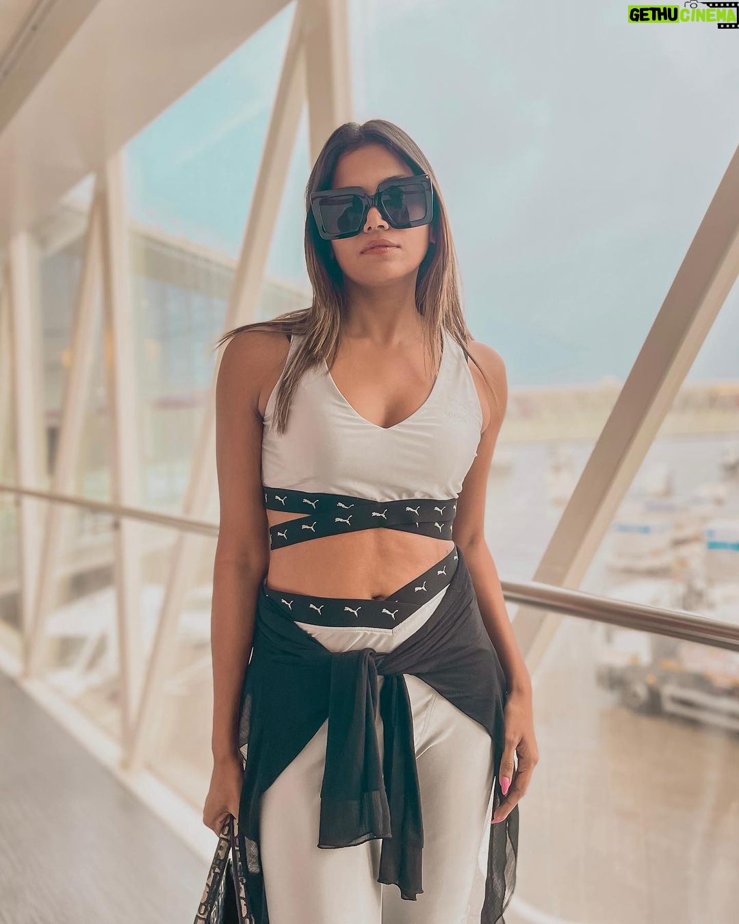 Dimpi Sanghvi Instagram - Touchdown San Francisco ✈️ . . . . #dimpitraveldiaries #sanfrancisco #airportlook #usa #sanfranciscoworld #sanfranciscocity #indiantravelbloggers #travelinfluencers #travelbloggers #travelcontent #indiantravelinfluencers #travel San Francisco, California