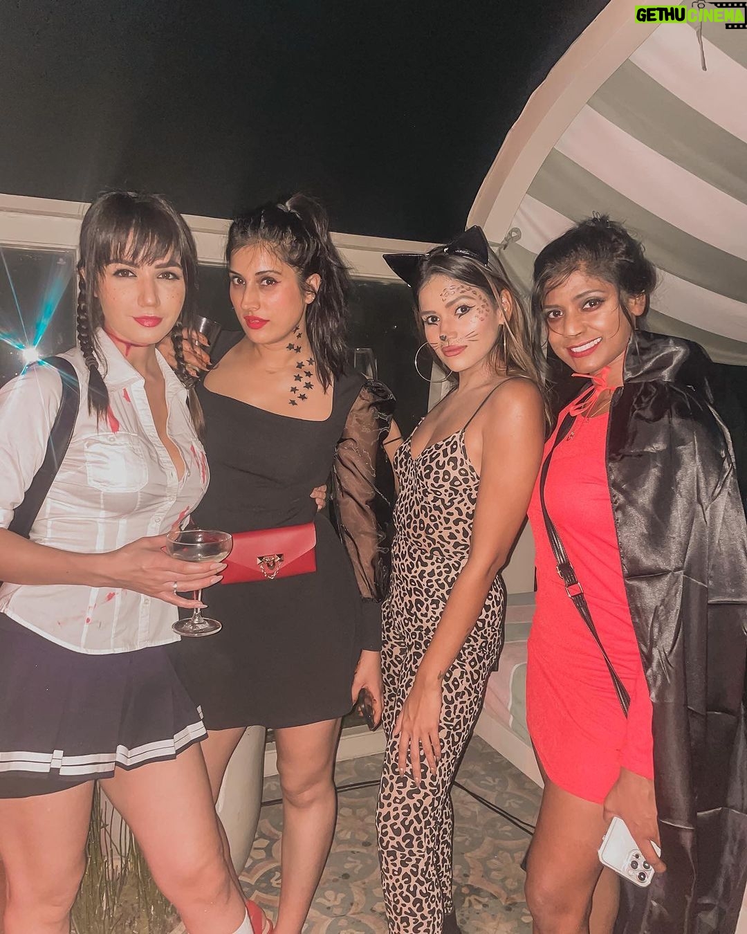 Dimpi Sanghvi Instagram - Happy HalloWeekends šš #dimpisanghvi #halloweenweekend #halloween2022 #halloweencostume #halloweenoutfitideas #halloweenmakeup #halloweenleopardcostume #halloweenleopardmakeup #scoobydoo #shaggy #devil #angel #killbill #vampire Soho House Mumbai