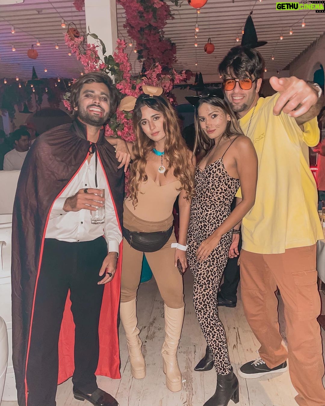 Dimpi Sanghvi Instagram - Happy HalloWeekends šš #dimpisanghvi #halloweenweekend #halloween2022 #halloweencostume #halloweenoutfitideas #halloweenmakeup #halloweenleopardcostume #halloweenleopardmakeup #scoobydoo #shaggy #devil #angel #killbill #vampire Soho House Mumbai