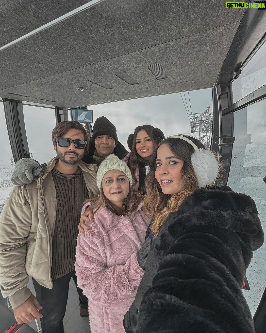 Dimpi Sanghvi Instagram - At the top of Europe @jungfraujochtopofeurope ❤️ #dimpitraveldiaries #dimpiinswitzerland #europe #indiantravelinfluencers #switzerland #grindelwald #jungfrau #jungfrauregion #switzerland🇨🇭 #switzerland_vacations #mumbaitravelinfluencers Switzerland