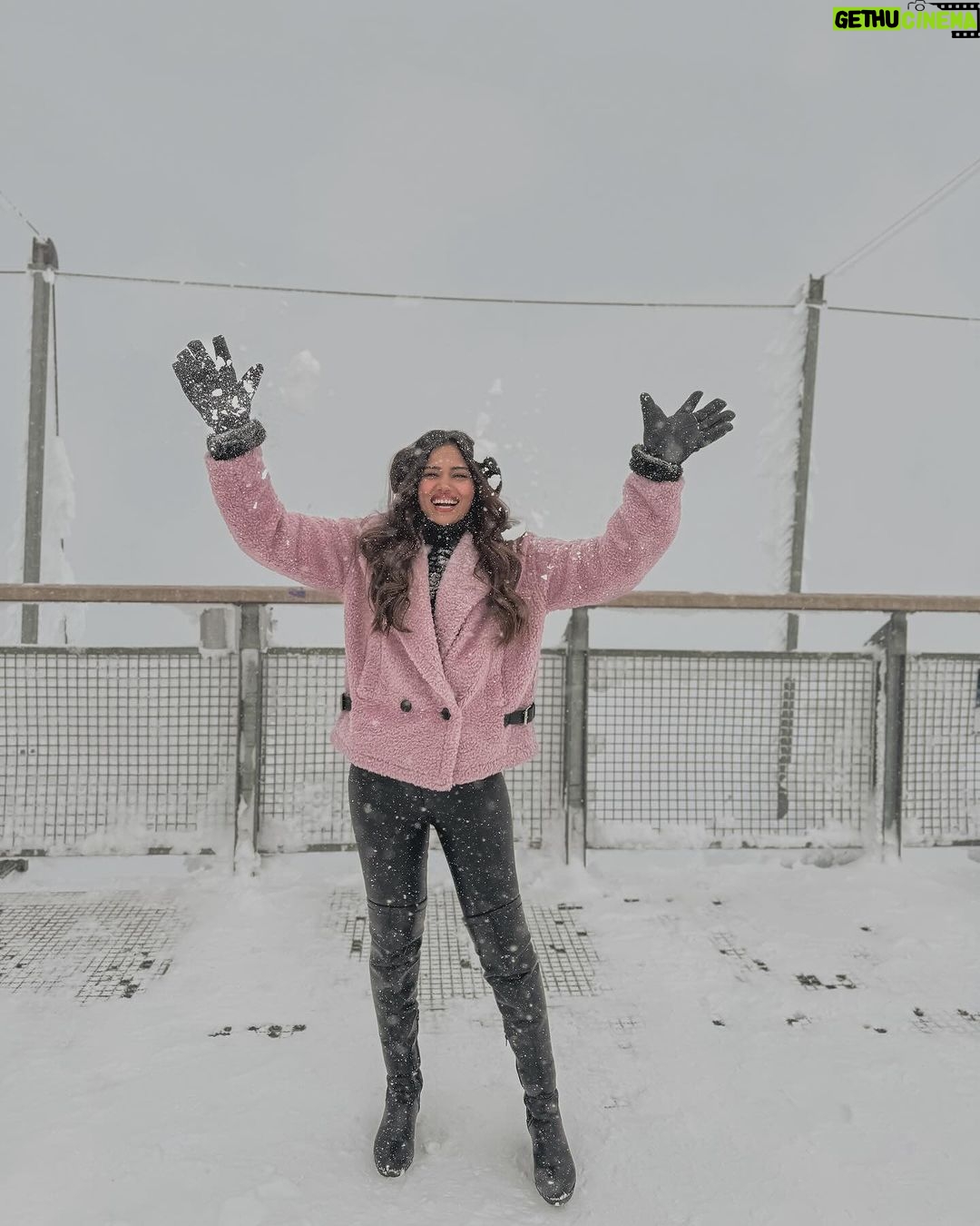 Dimpi Sanghvi Instagram - At the top of Europe @jungfraujochtopofeurope ❤️ #dimpitraveldiaries #dimpiinswitzerland #europe #indiantravelinfluencers #switzerland #grindelwald #jungfrau #jungfrauregion #switzerland🇨🇭 #switzerland_vacations #mumbaitravelinfluencers Switzerland