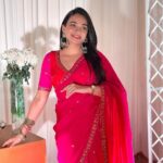 Dimple Biscuitwala Instagram – Rani pink🩷
Wearing @aasvi_by_sheetalchandel 
.
#sareelove #weddingoutfit #organza #organzasaree