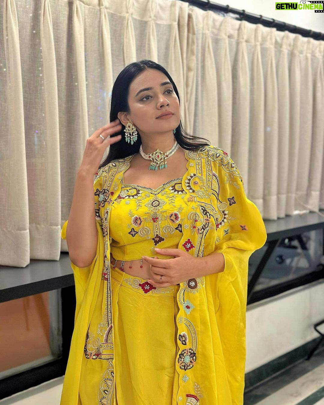 Dimple Biscuitwala Instagram - Radiant moments☀️✨ . Jewellery by @thejewelstudiio Wearing @mangalyam_ahmedabad Styled by @style_by_mita . #dimplebiscuitwalalive #showtime #shownight #sangeetnight
