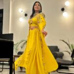 Dimple Biscuitwala Instagram – Radiant moments☀️✨
.
Jewellery by @thejewelstudiio 
Wearing @mangalyam_ahmedabad 
Styled by @style_by_mita 
.
#dimplebiscuitwalalive #showtime #shownight #sangeetnight