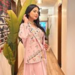Dimple Biscuitwala Instagram – Simplicity speaks with splendour 🌸
.
Wearing @mangalyam_ahmedabad 
Styled by @style_by_mita 
Jewellery by @thejewelstudiio 
.
#showtime #showready #dimplebiscuitwalalive