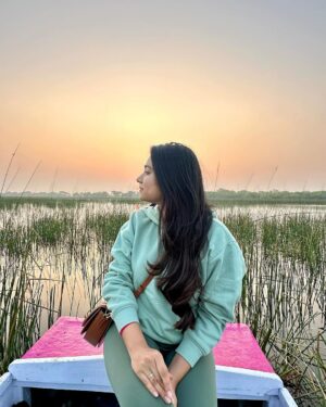 Dimple Biscuitwala Instagram - Nature’s silent symphony, a refreshing serenade for the soul☀️ #SunriseMagic #blissfulmoments #naturelove #nalsarovar #nalsaroverbirdsanctuary