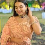 Dimple Biscuitwala Instagram – 🧡✨#showready #sangeetnight #dimplebiscuitwalalive 
.
Wearing @aasvi_by_sheetalchandel 
Jewellery by @thejewelstudiio 
Styled by @style_by_mita