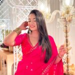 Dimple Biscuitwala Instagram – Rani pink🩷
Wearing @aasvi_by_sheetalchandel 
.
#sareelove #weddingoutfit #organza #organzasaree