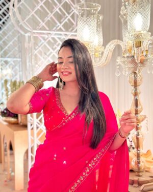 Dimple Biscuitwala Instagram - Rani pink🩷
Wearing @aasvi_by_sheetalchandel 
.
#sareelove #weddingoutfit #organza #organzasaree