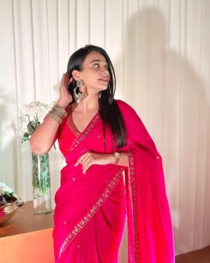 Dimple Biscuitwala Instagram - Rani pink🩷
Wearing @aasvi_by_sheetalchandel 
.
#sareelove #weddingoutfit #organza #organzasaree