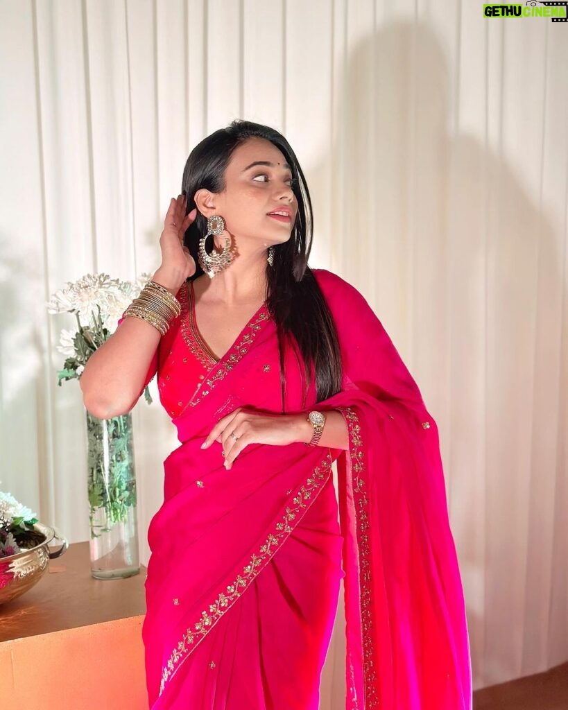 Dimple Biscuitwala Instagram - Rani pink🩷 Wearing @aasvi_by_sheetalchandel . #sareelove #weddingoutfit #organza #organzasaree