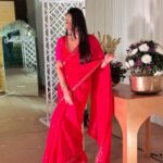 Dimple Biscuitwala Instagram – Rani pink🩷
Wearing @aasvi_by_sheetalchandel 
.
#sareelove #weddingoutfit #organza #organzasaree