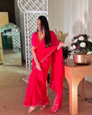 Dimple Biscuitwala Instagram - Rani pink🩷
Wearing @aasvi_by_sheetalchandel 
.
#sareelove #weddingoutfit #organza #organzasaree