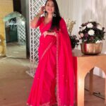 Dimple Biscuitwala Instagram – Rani pink🩷
Wearing @aasvi_by_sheetalchandel 
.
#sareelove #weddingoutfit #organza #organzasaree