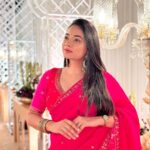 Dimple Biscuitwala Instagram – Rani pink🩷
Wearing @aasvi_by_sheetalchandel 
.
#sareelove #weddingoutfit #organza #organzasaree